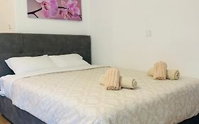 Alex Comfort Room